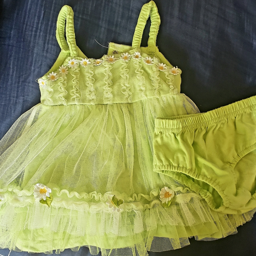 Pretty green dress with white daisies